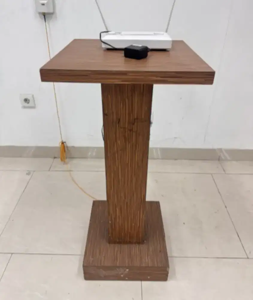 Meja ceramah bekas