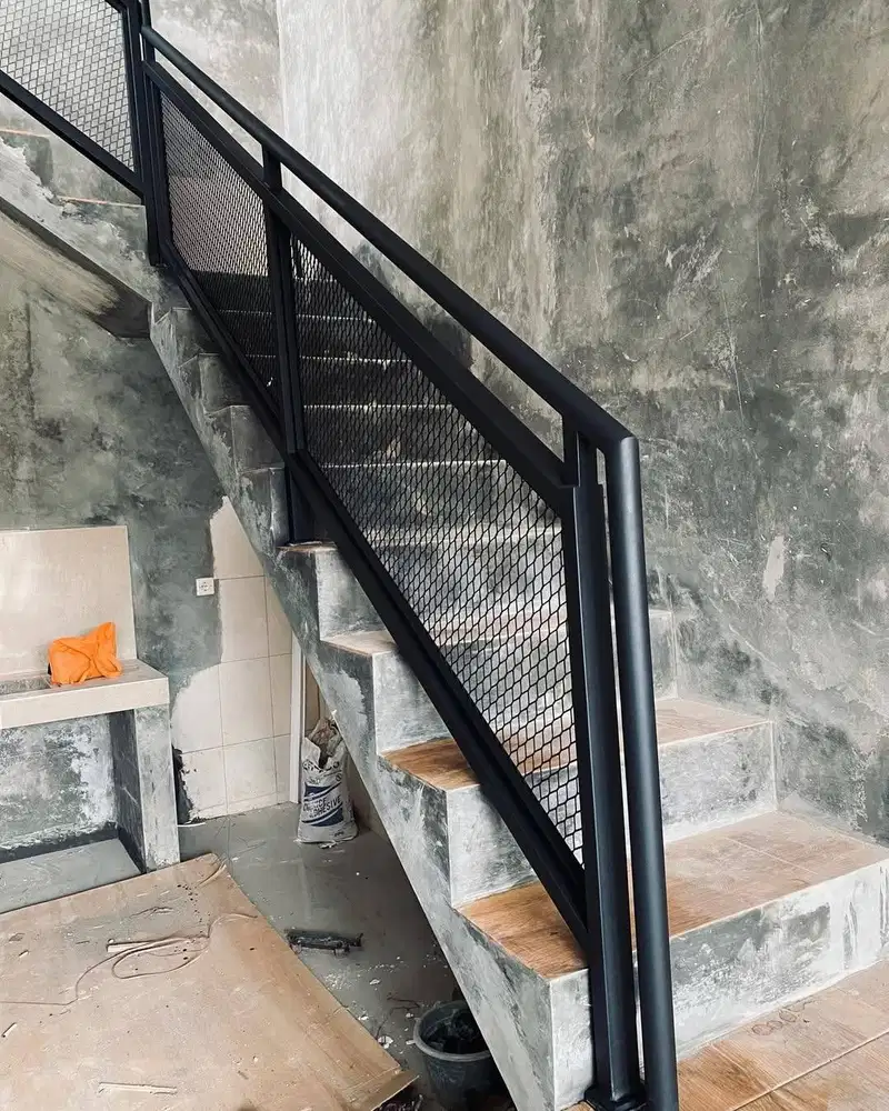 Railing tangga expanded