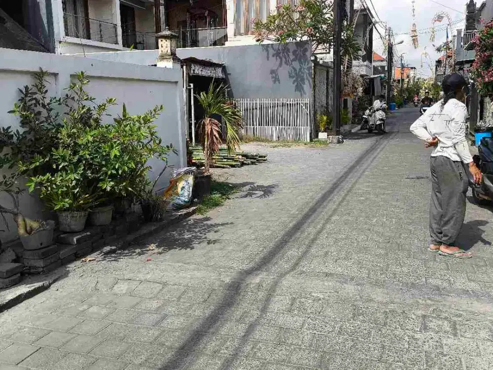 Tanah 200m2, Bonus Rumah 3 kamar tidur dan 2 kamar mandi- Pemogan Densel