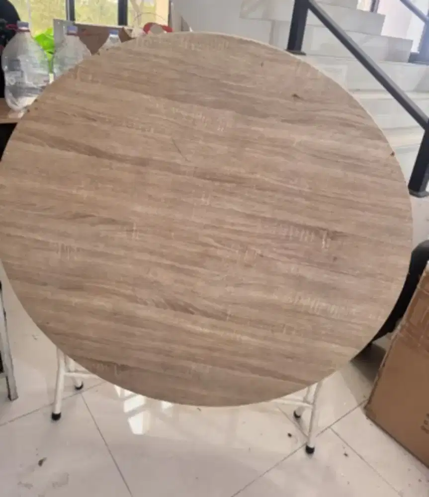 Meja bulat bekas besar