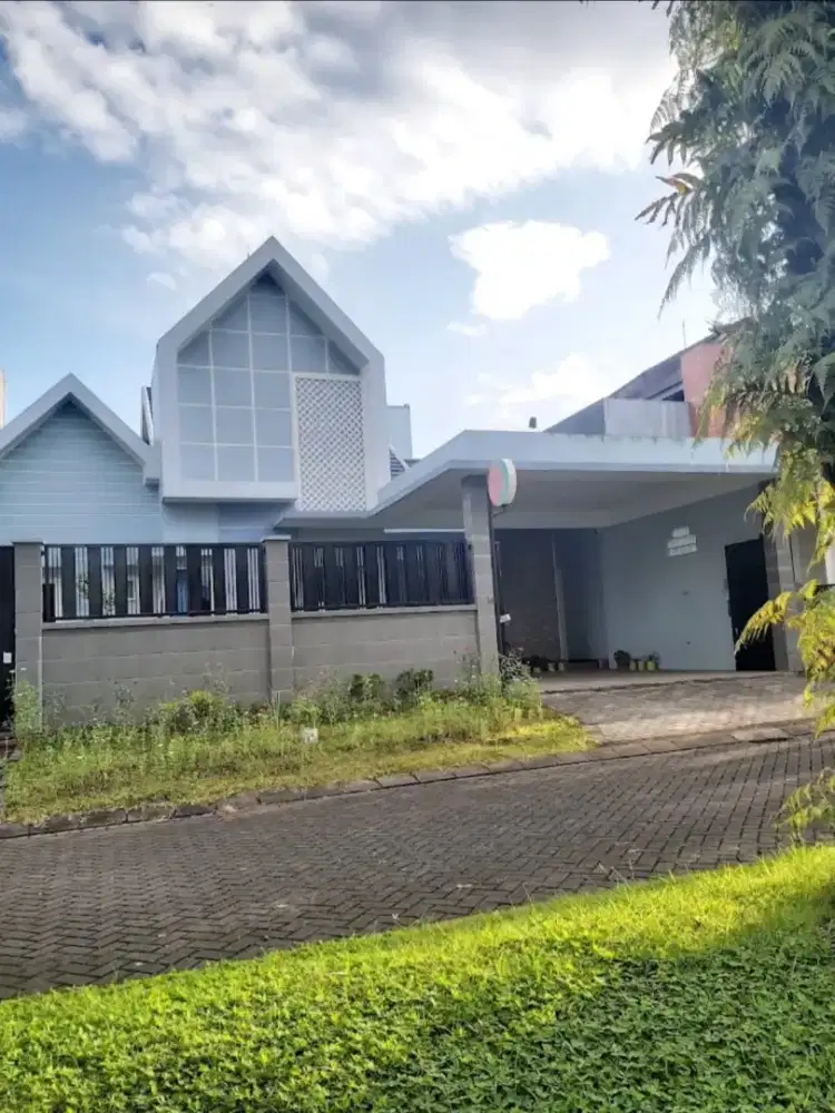 Rumah Luas 350 m² di Jalan Boulevard Nieuw Indie Araya