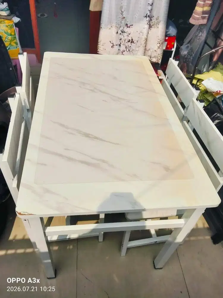 Dijual Murah 1 Set Meja Makan dan 4 Kursi