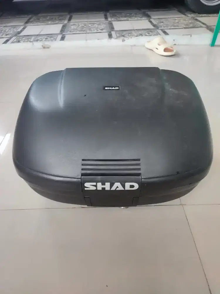 Box motor merk shad 42 liter