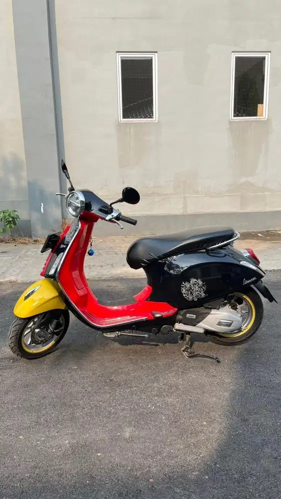 Vespa Primavera Disney Mickey Mouse Edition