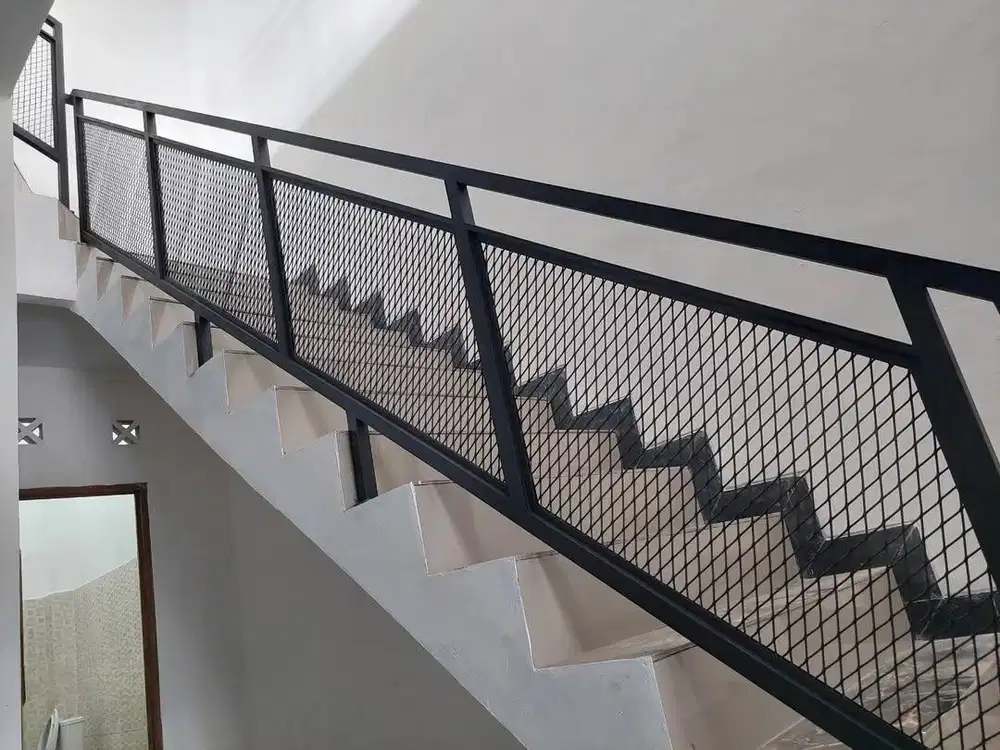 Railing tangga expanded