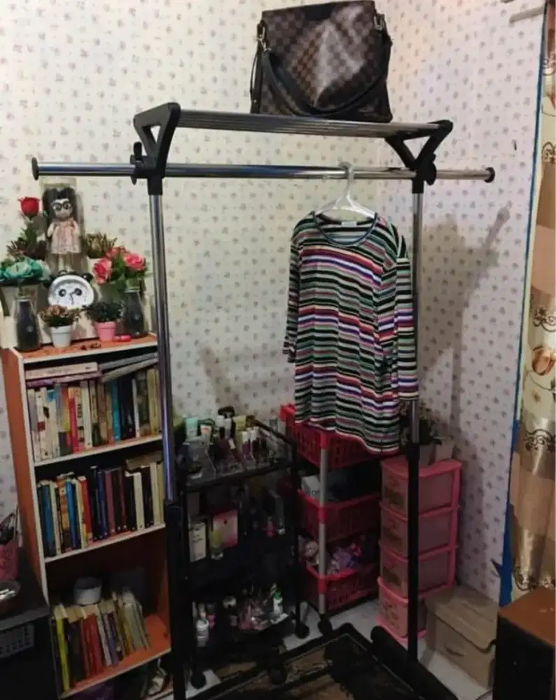 Gantungan baju krisbow