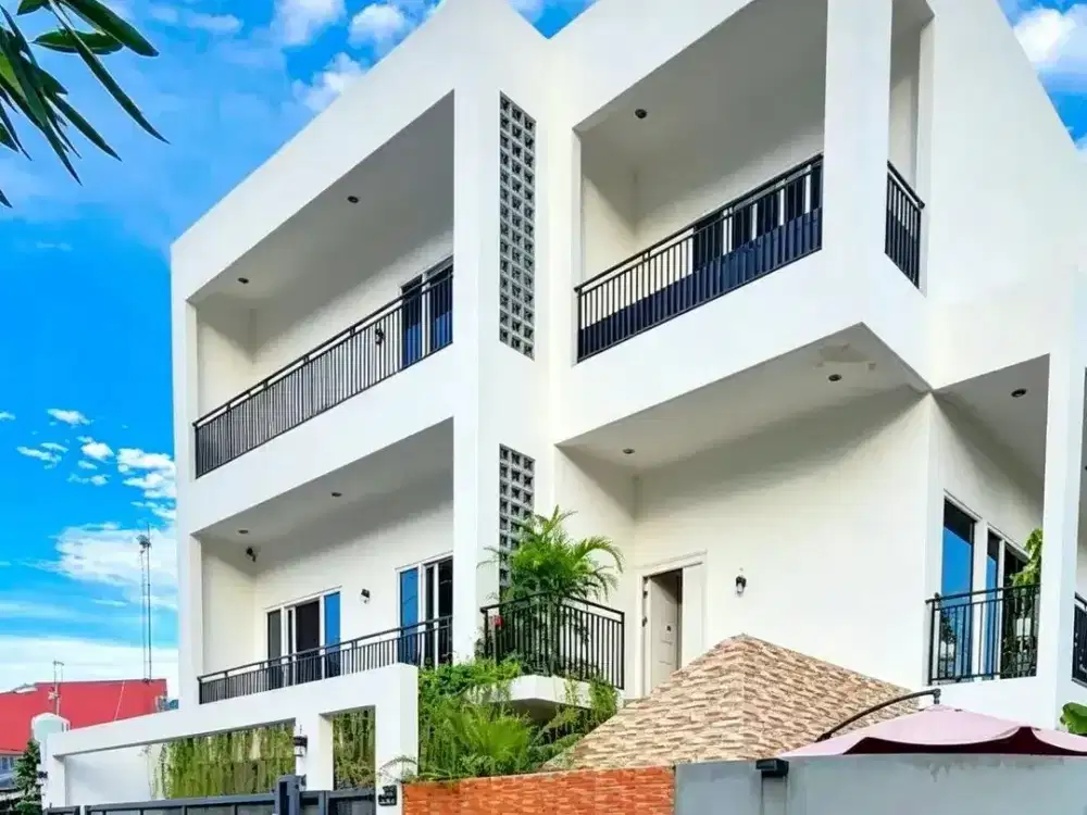 RUMAH MEWAH MODERN TROPIS POSISI HOOK DI JATIBENING — 3 LANTAI, 5+1 KT, DEKAT LRT & TOL!