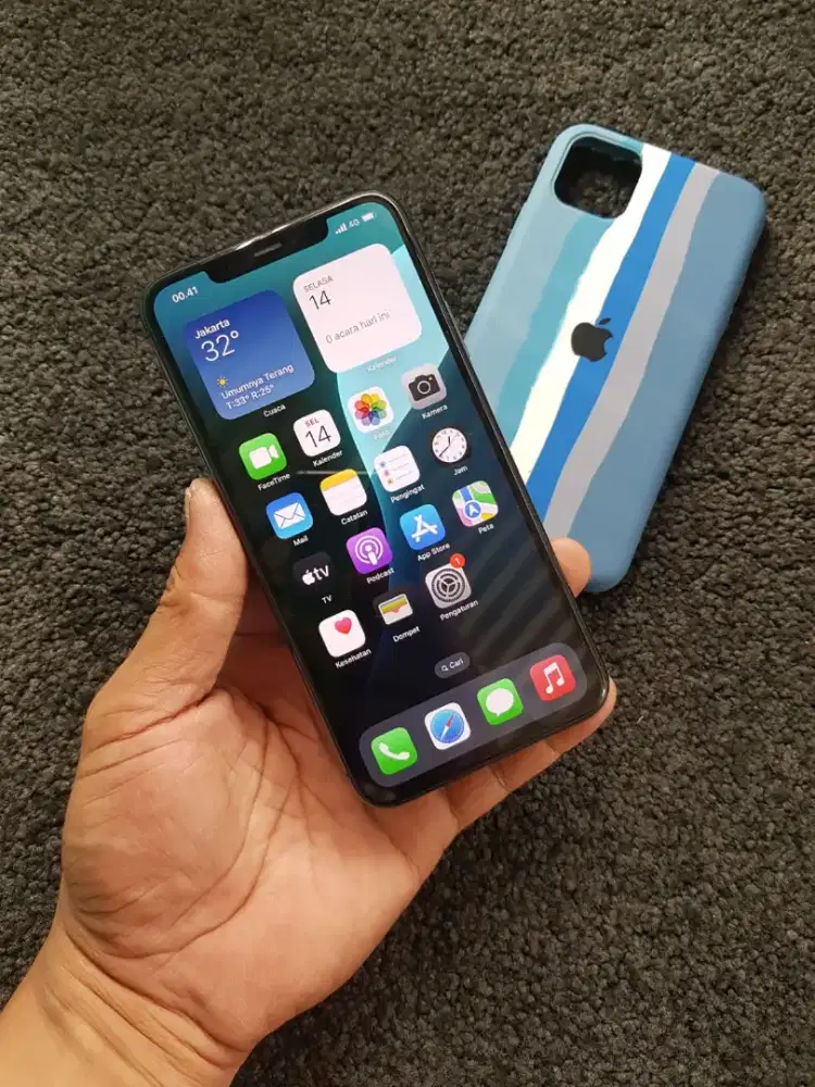 I-Phone 11 pro max 64gb mulus no minus HP charger all op sangat aman
