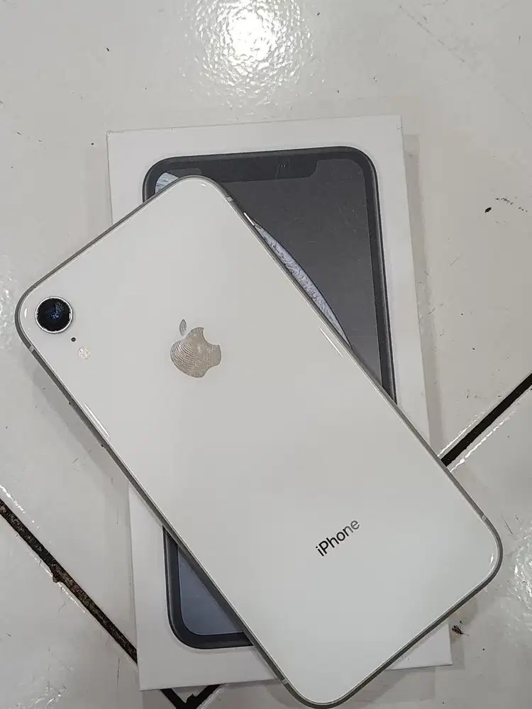 iphone XR white 128gb all operator