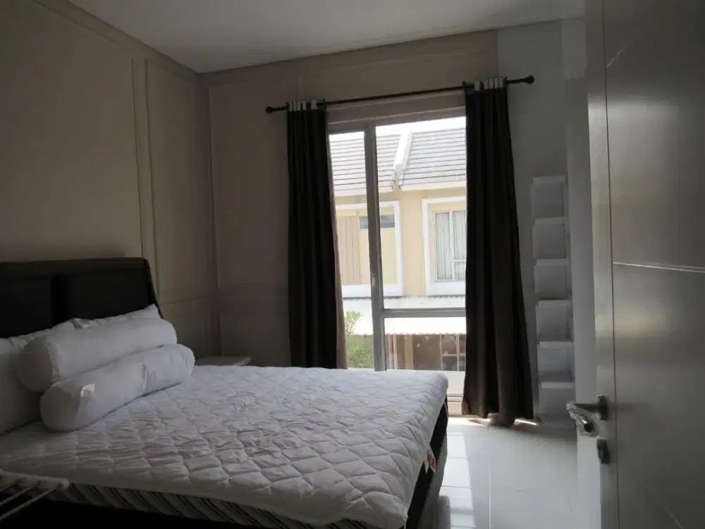 Disewakan Rumah Cluster Lokasi Strategis di Millano Village Gading Serpong, Full Furnished