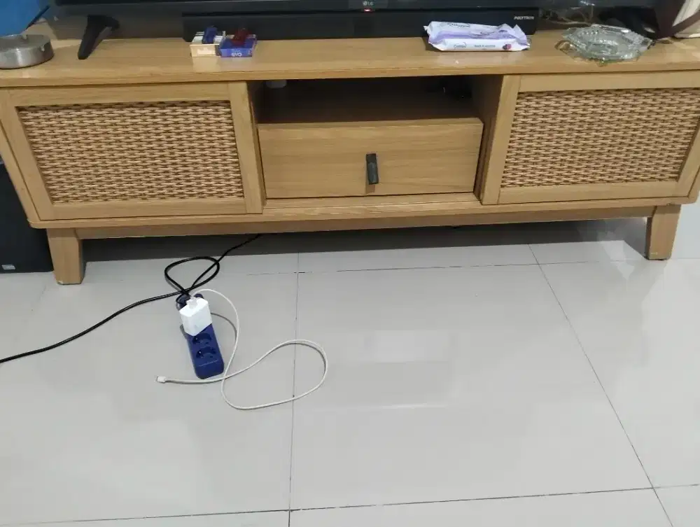 Meja tv bupet merk Fabelio