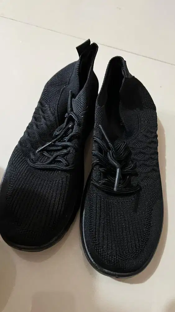 Sepatu sekolah hitam