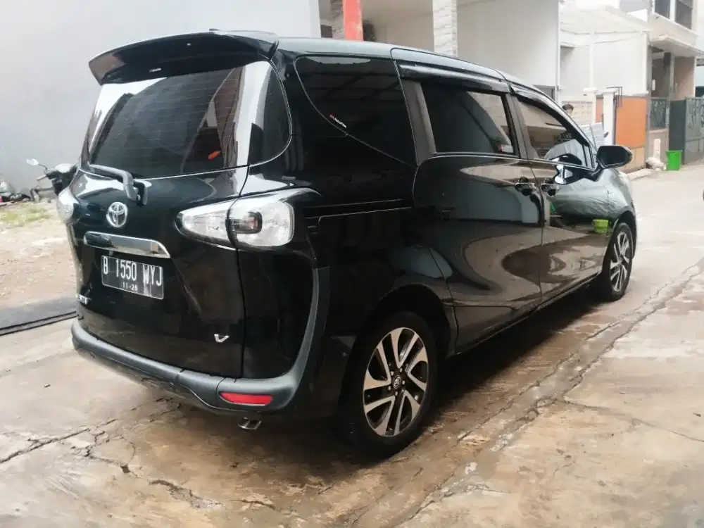 Toyota Sienta V at 2016