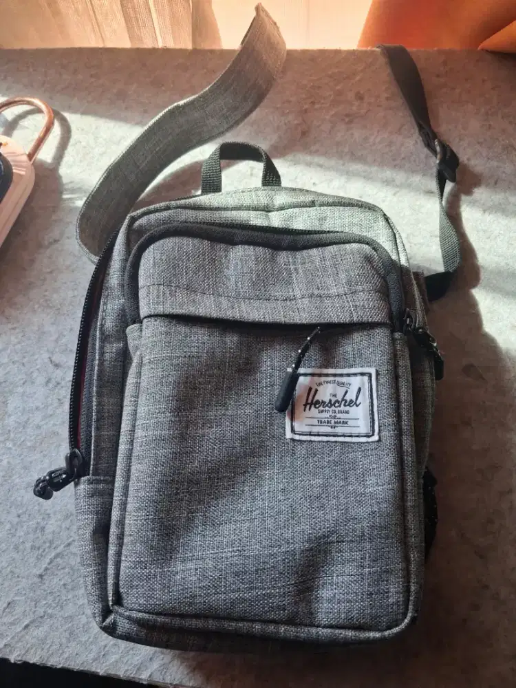 Dijual tas selempang Herschel original,