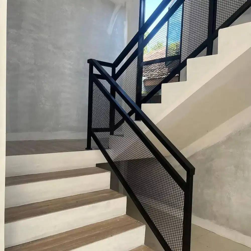 Railing tangga rumah model woodplank