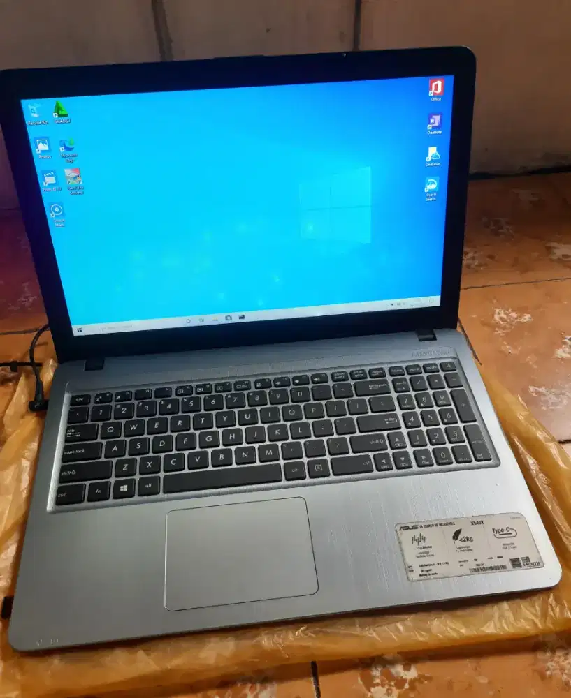 Laptop Asus X540Y layar 15,6 inch AMD E1-7010 Dual-core 1,5Ghz RAM 2GB