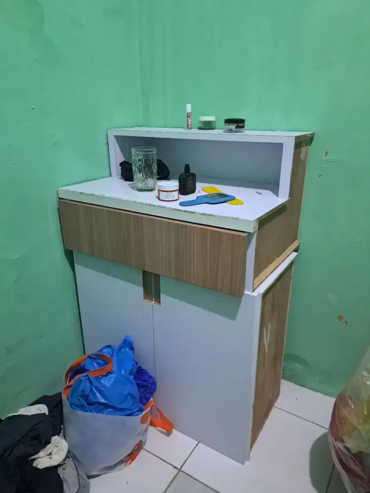 Lemari rias unit dan menarik