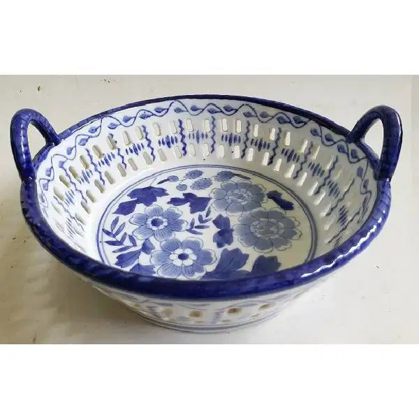 piring keramik krawangan antik dinasty dari porcelain motif bunga khas