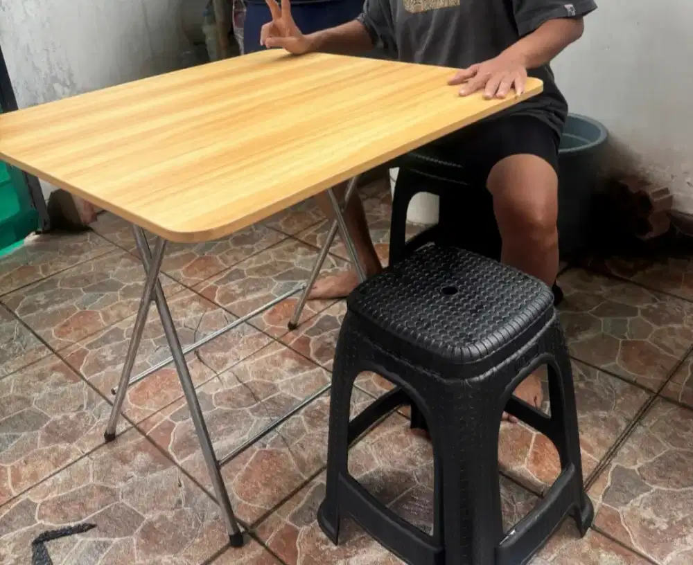 Meja makan lipat