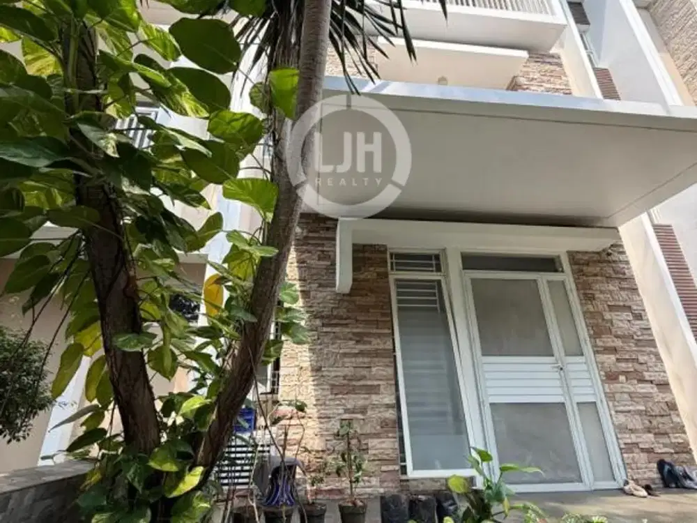 Rumah di Sherwood Residence Kelapa Gading luas 135m2 Jakarta Utara Fasilitas Swimming Pool