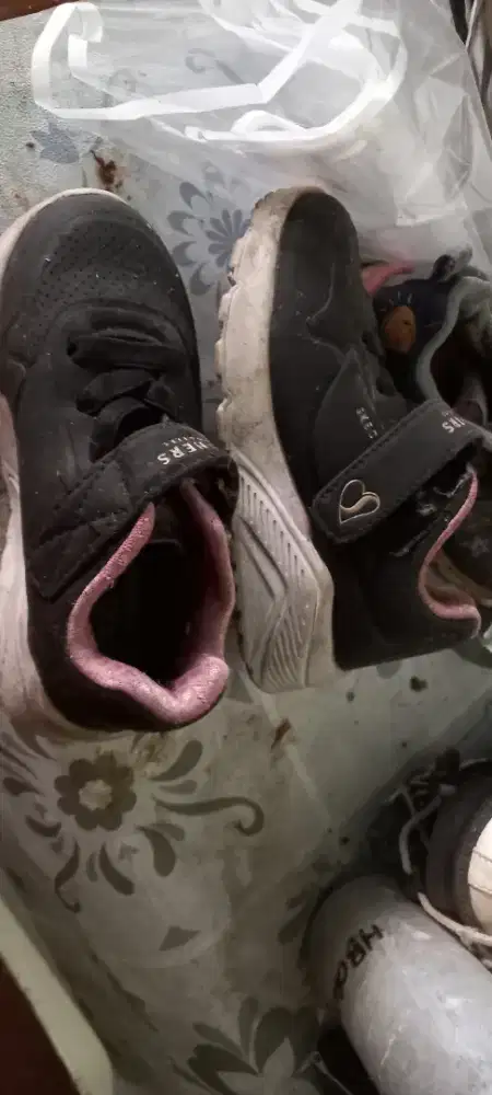 Sepatu skechers anak 24
