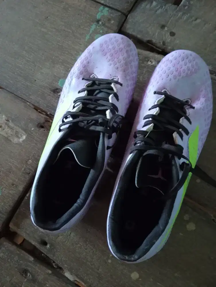 Di jual sepatu bola mills