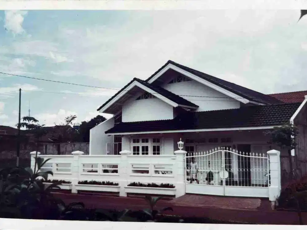 dijual rumah di limo Cinere, siap huni, bebas banjir. aman, semi furnished yg menempel dekat mall. pusat kulineran, sekolah