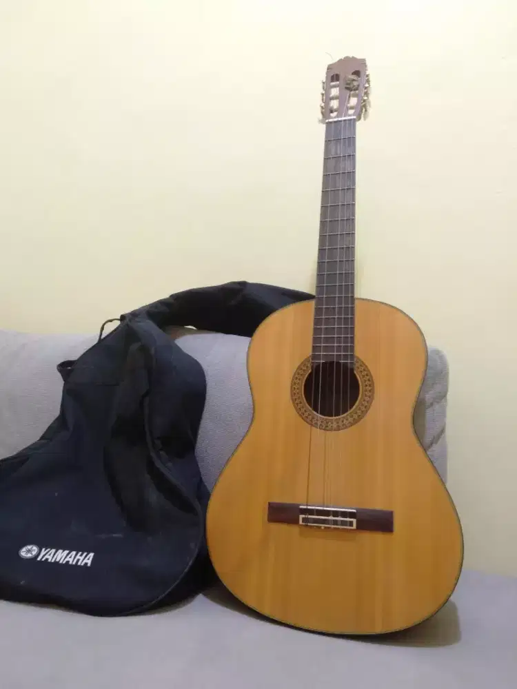 Di jual Gitar YAMAHA C390