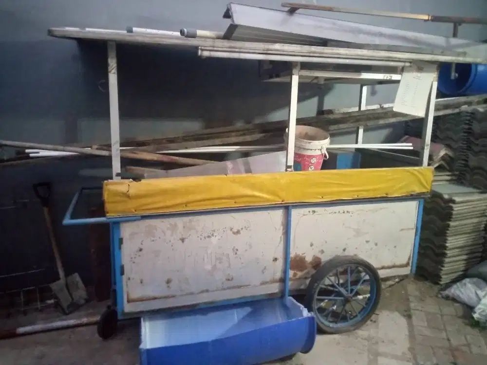 Gerobak dorong rangka besi kokoh