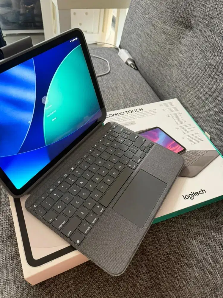 iPad A16 Wifi 128GB Silver + Keyboard Logitech Garansi Resmi Aktif
