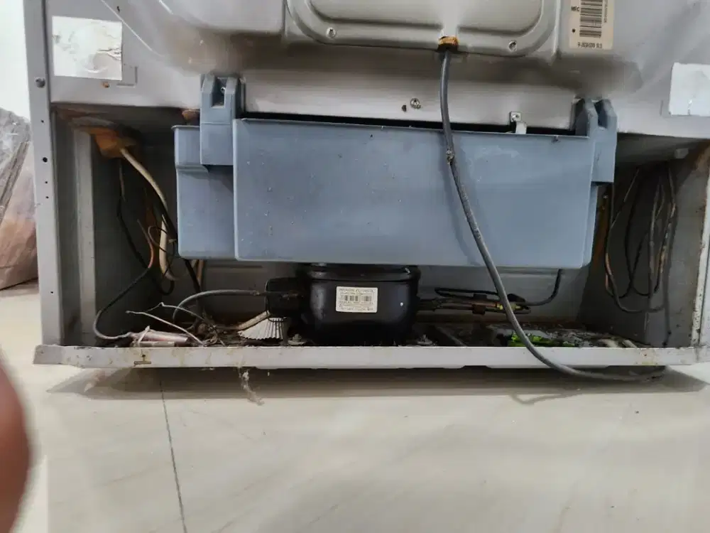 Kulkas hitachi dua pintu besar freezer lemari es