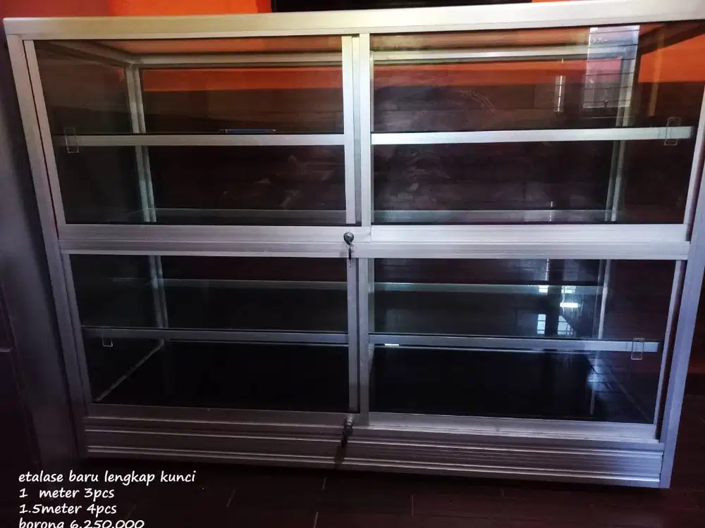 etalase kaca ada kunci 1-1.5m