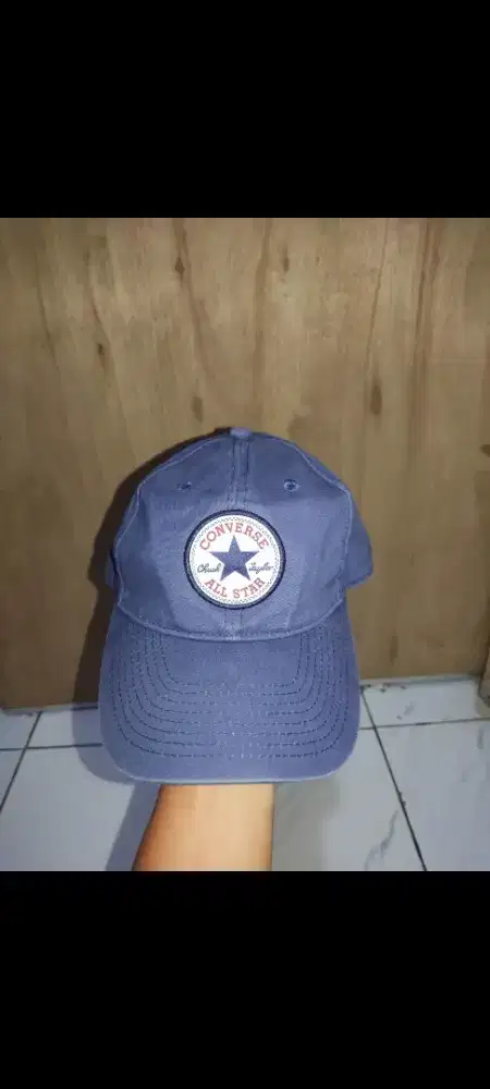 Caps converse logo