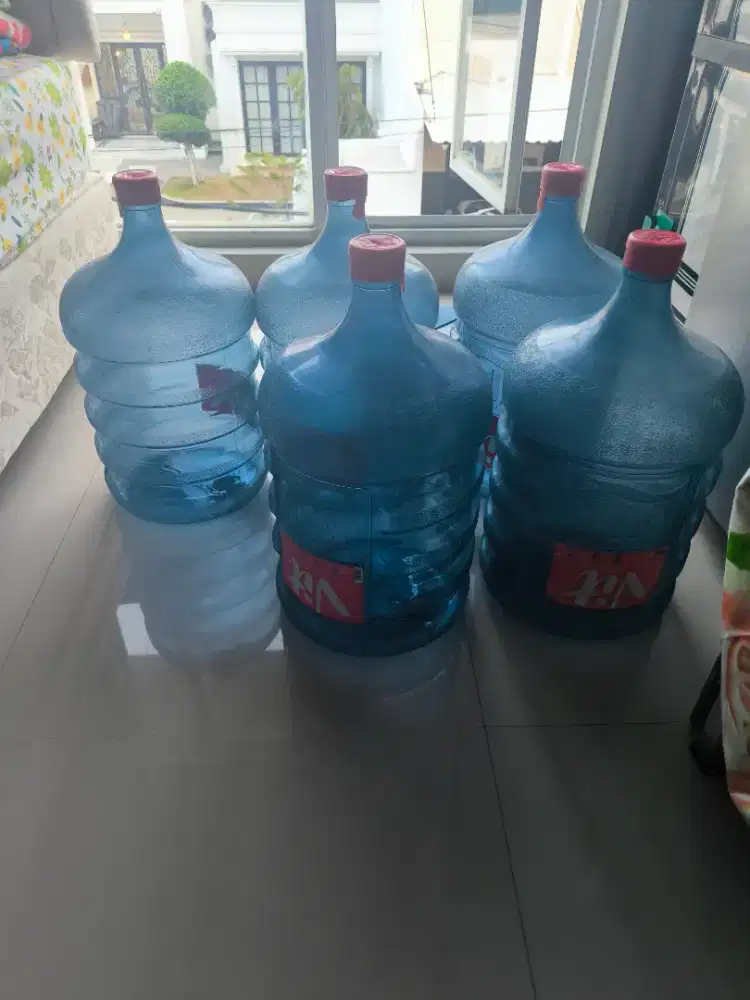 5 buah galon kosong