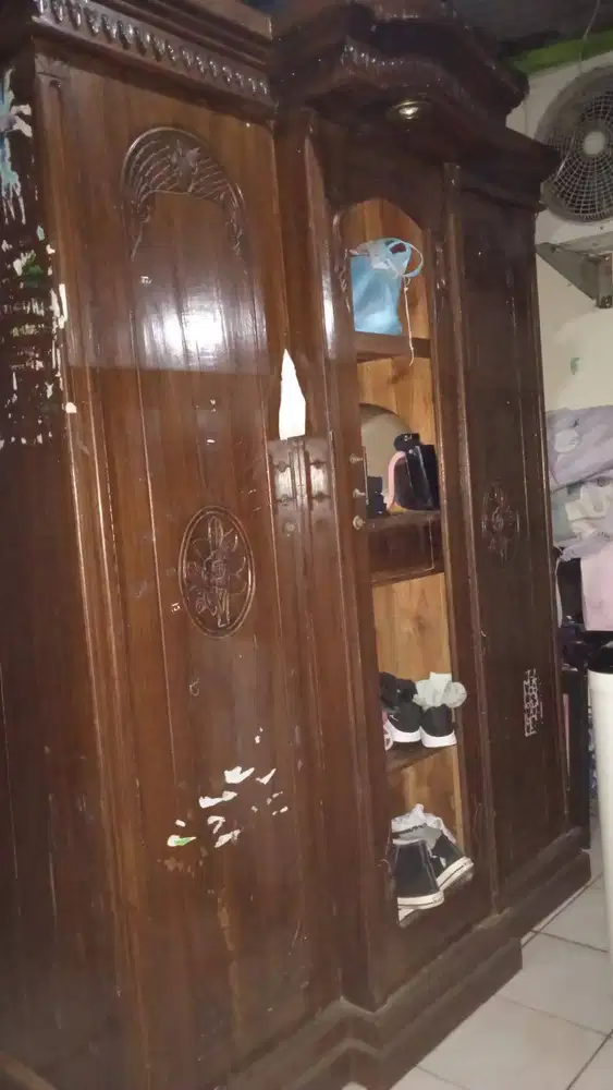 Di jual lemari kayu jati