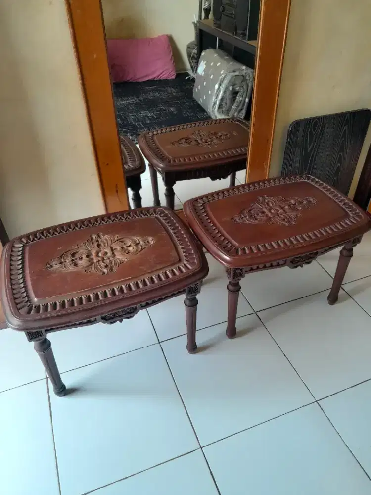 Meja Sudut ukiran
