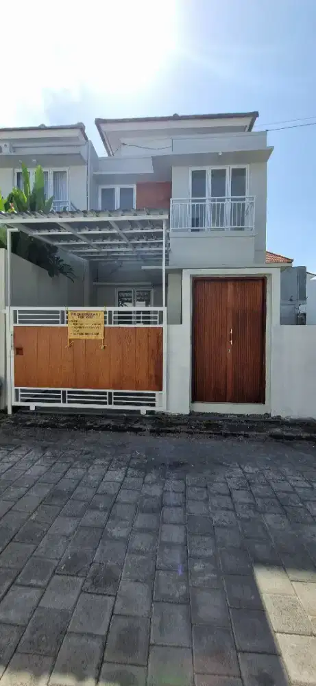 Disewakan Rumah Baru Minimalis Siap Huni 2 Lantai 3 Kmr Tdr di Munggu