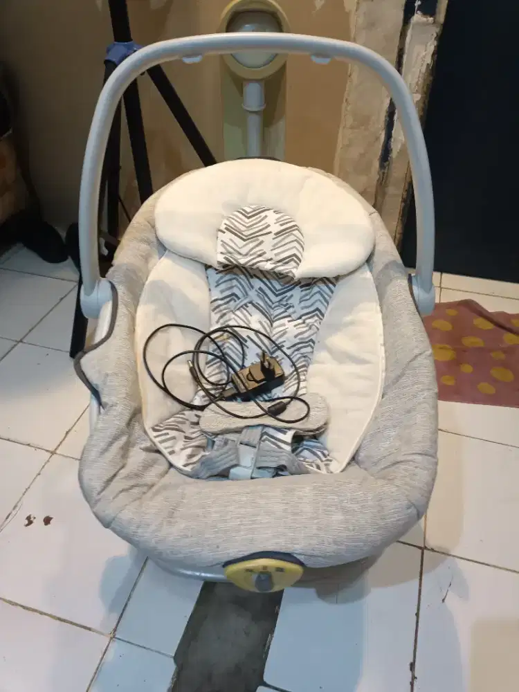 Ayunan bayi elektrik merk joie