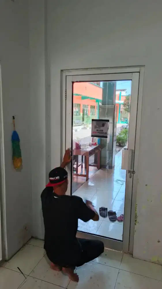 Stiker kaca film one way pintu kantor bisa satu arah