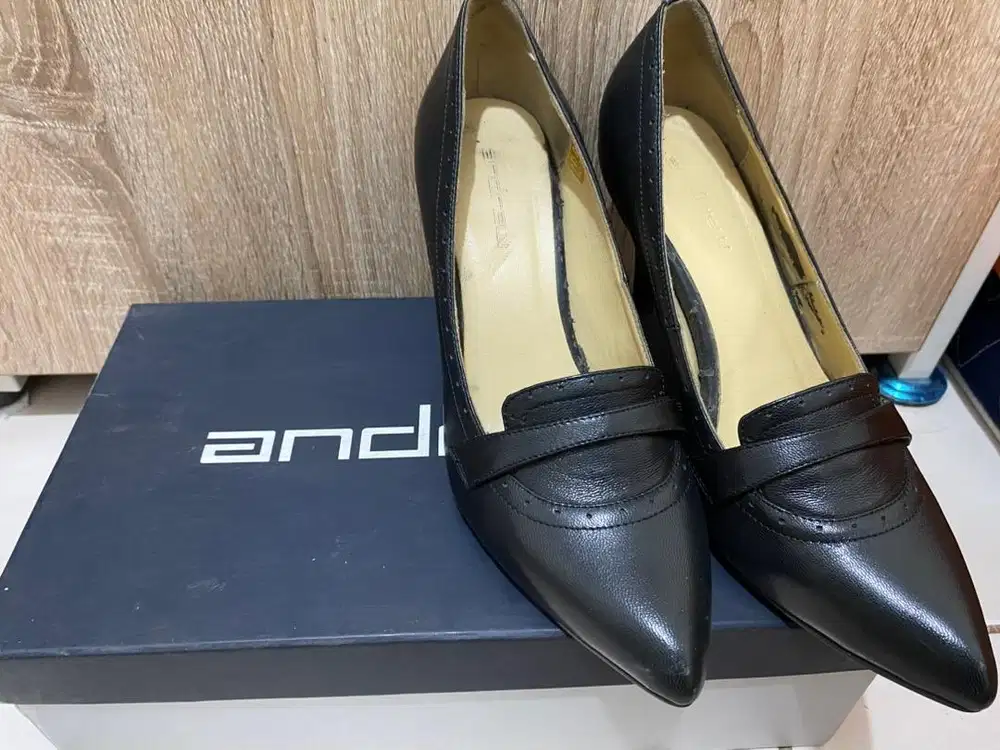 Sepatu Andrew Black High Heels