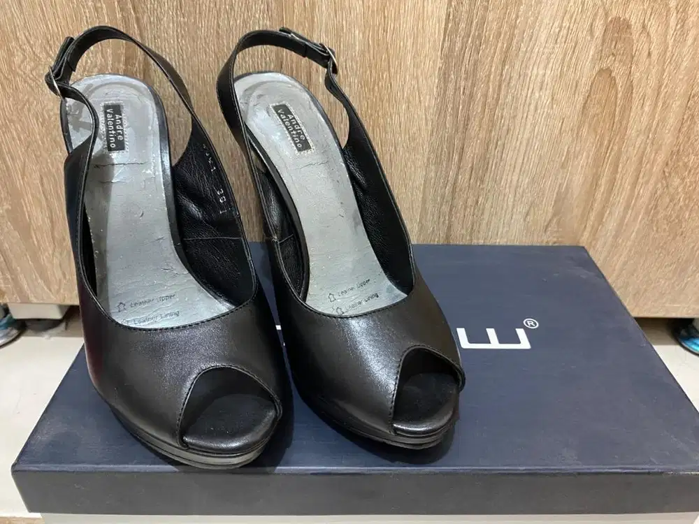 Sepatu High Heels Andre Valentino Black