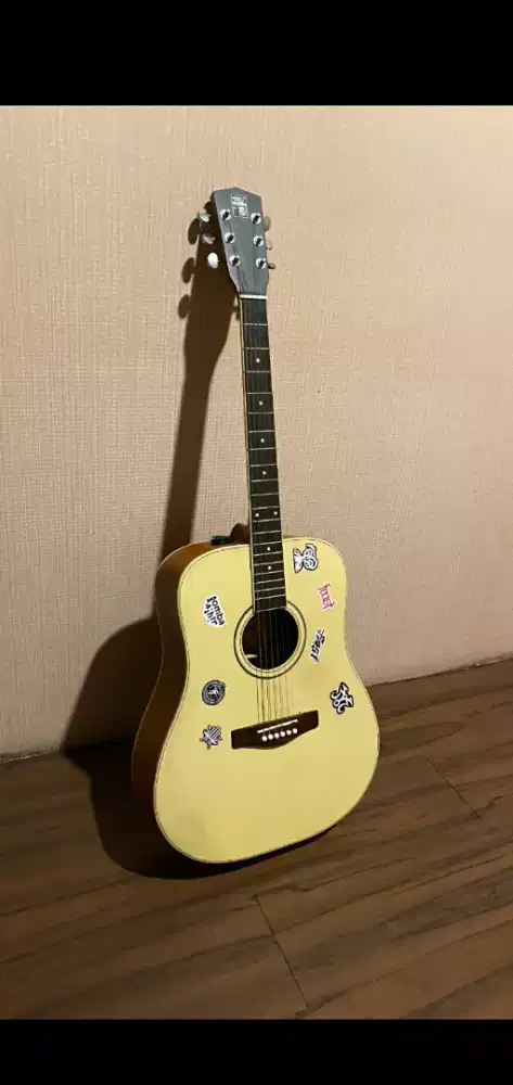 Jual gitar  bekas baru 3 bulan