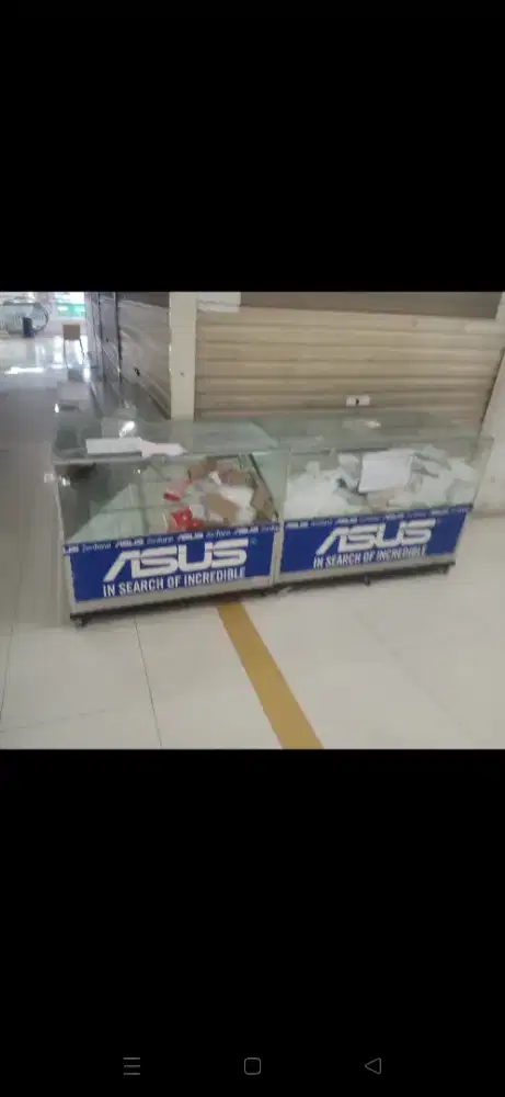 Etalase untuk jualan kondisi bekas