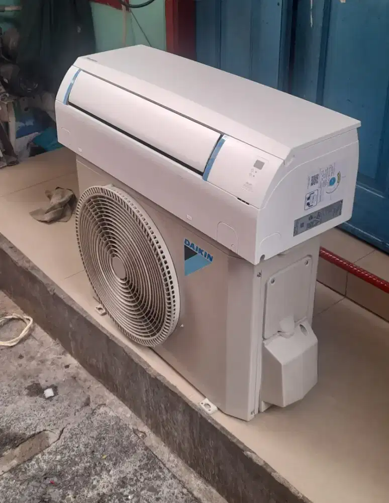 Jual ac daikin 1 pk R32 terbaru 6 bln pakek mulus ori ful