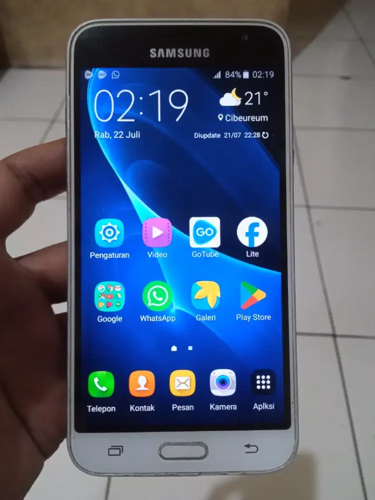 Samsung galaxy J3 2016 layar 5 inchi amoled