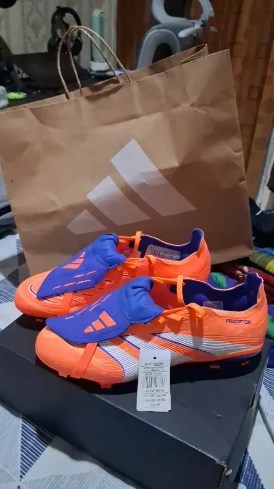 Sepatu Sepakbola Adidas Predator