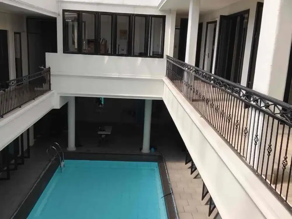 Rumah Dengan Kolam Renang dan Banyak Kamar serta Garasi yang Luas di Giri Loka BSD