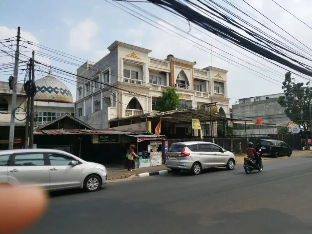 Disewakan ruko Lokasi strategis di simpang jalan raya di pondok labu