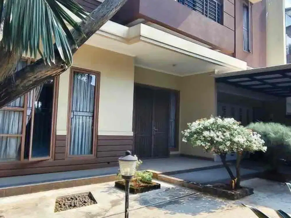 Rumah Halaman Besar Rapih Siap Huni di Villa Melati Mas Serpong