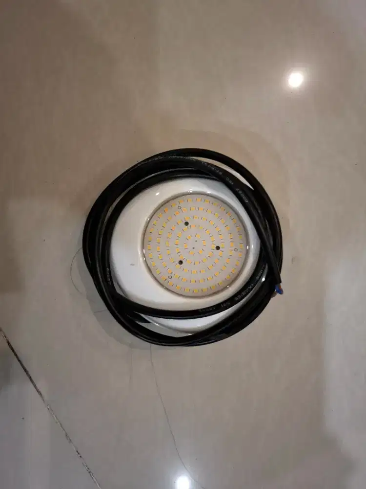 Lampu Kolam Renang